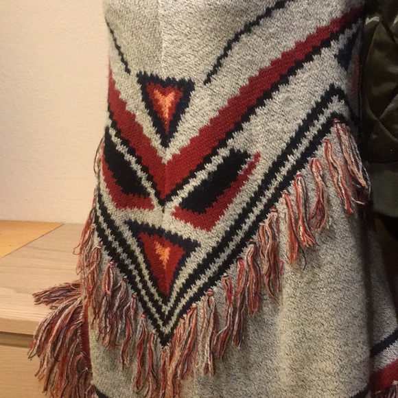 🎈SOLD. Shiraleah chicago poncho sweater - Picture 4 of 8